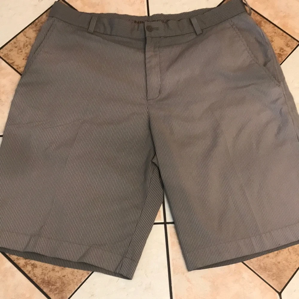 Nike golf shorts size 35 men performance wear‎